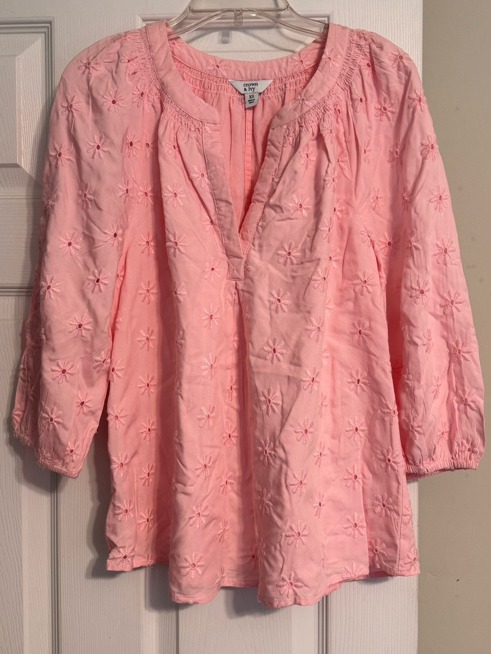 Crown & Ivy Pink Daisy Eyelet Embroidery 3/4 Sleeve V-neck Cotton Blouse Size XS